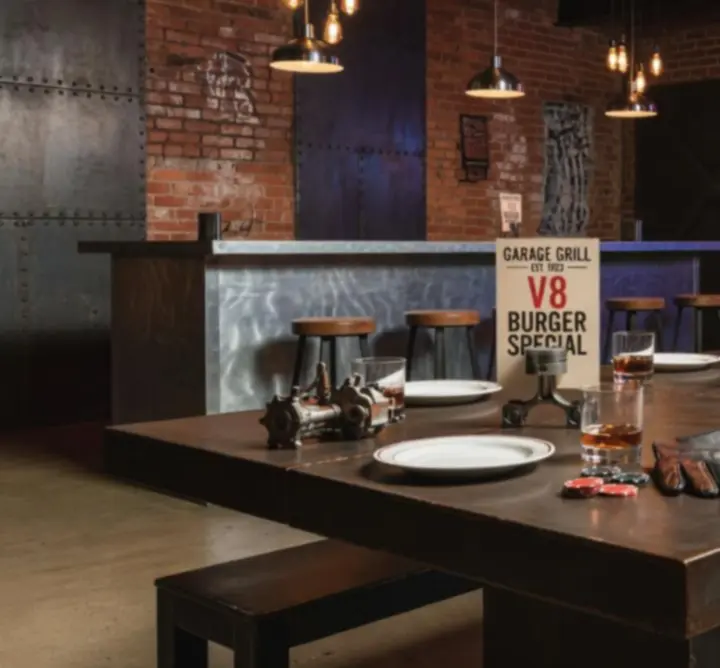 Industrialne menu w klimacie garażu z neonami i metalicznymi akcentami